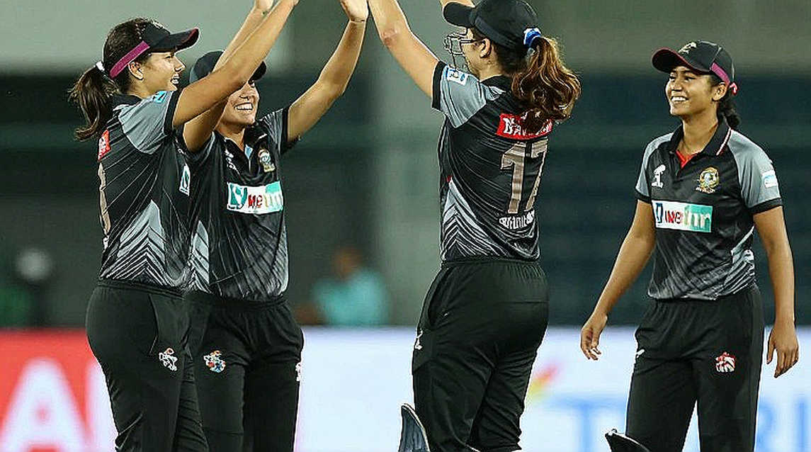 অস্ট্রেলিয়ার নারী ক্রিকেট সাম্রাজ্য: মাঠের বিজয়ের আড়ালে বাজেটের যুদ্ধ