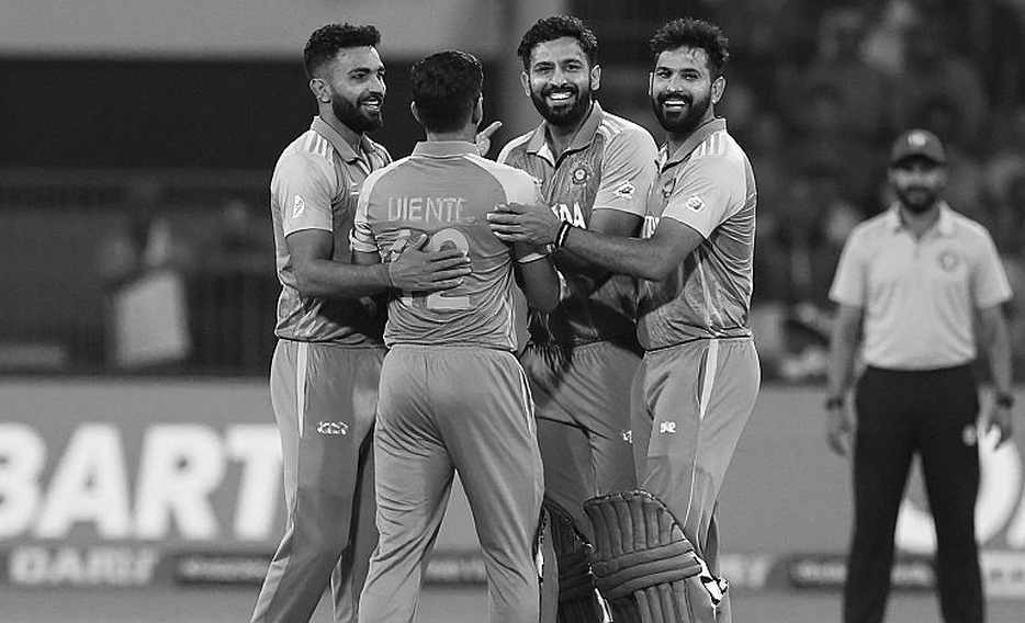 ১৫৪-৯ থেকে ২৪৩: শাদাবের সেই ইনিংস যেখানে পাকিস্তানের ব্যাটিং সংকট ঢেকে গেছে